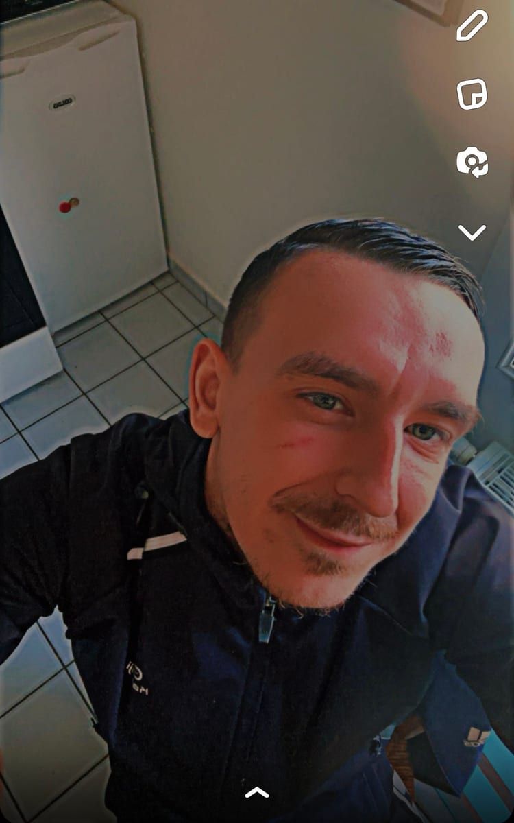 Gwennole - Jeune gay à Rona Profil de Gwennole, 37 ans, Jeune gay à Rona (Grisons)