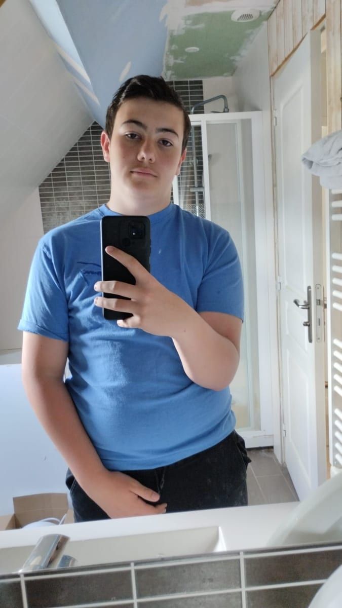 Airon - Jeune gay à Augio Profil de Airon, 24 ans, Jeune gay à Augio (Grisons)