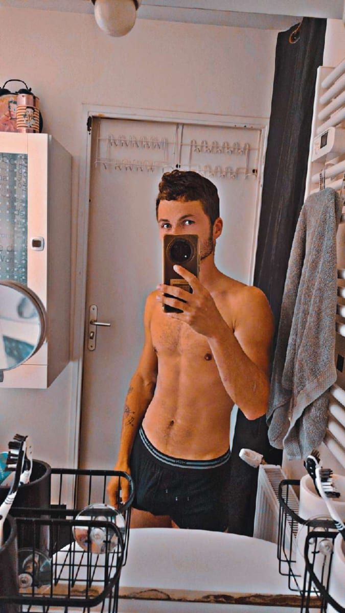 Tcha - Jeune gay à Hellsau Profil de Tcha, 37 ans, Jeune gay à Hellsau (Berne)