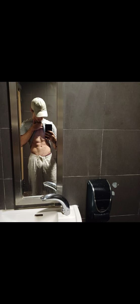 Niccolo - Jeune gay à Yens Profil de Niccolo, 26 ans, Jeune gay à Yens (Vaud)