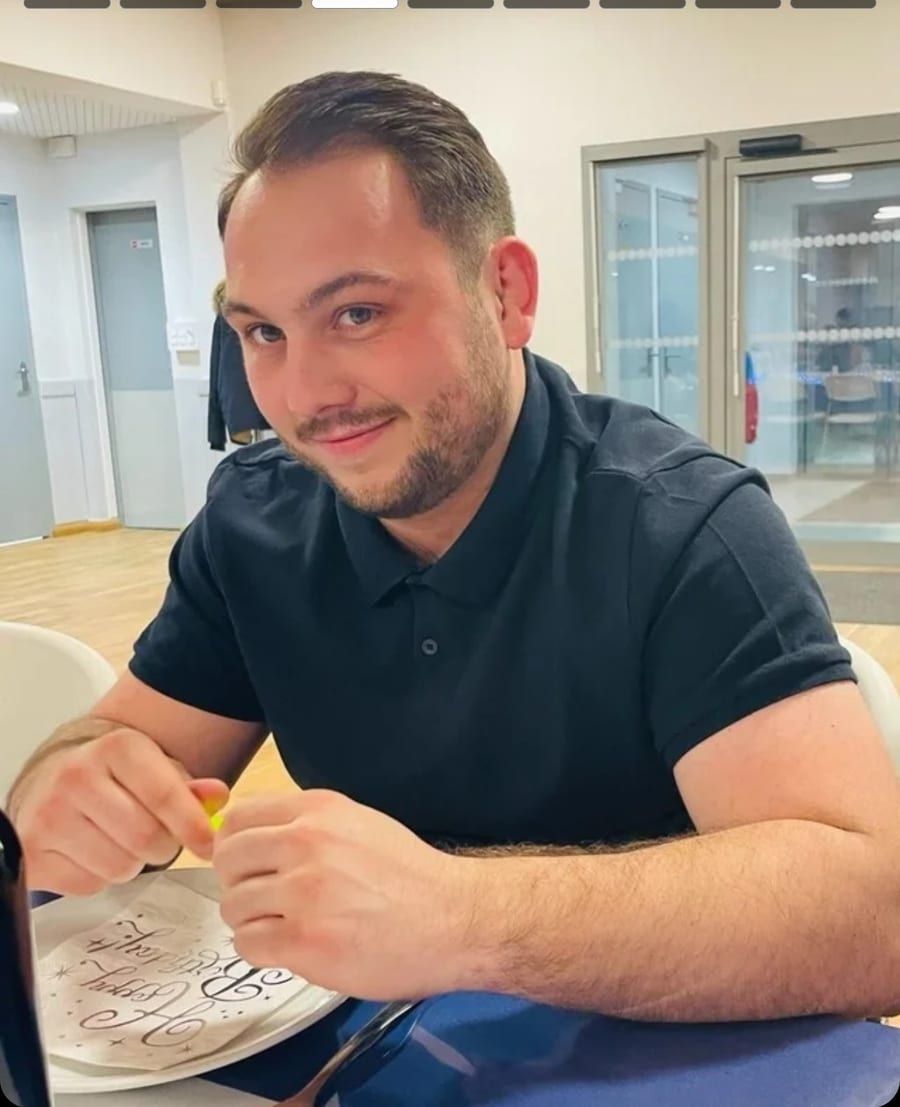 Jivan - Jeune gay à Mathon Profil de Jivan, 43 ans, Jeune gay à Mathon (Grisons)