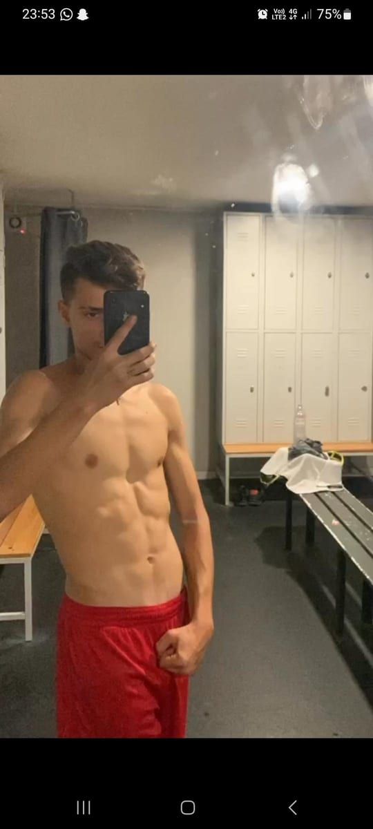 Cheikhna - Jeune gay à Mathon Profil de Cheikhna, 23 ans, Jeune gay à Mathon (Grisons)