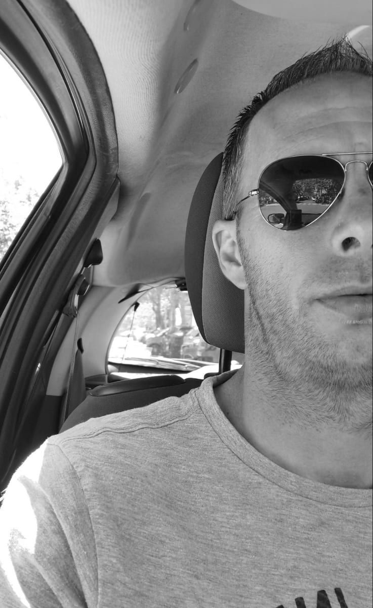 Loukas - Jeune gay à Bollodingen Profil de Loukas, 33 ans, Jeune gay à Bollodingen (Berne)