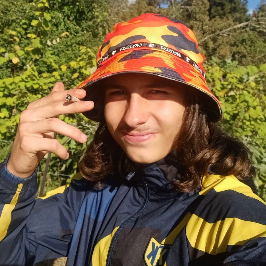 Dominik - Jeune gay à Mathon Profil de Dominik, 22 ans, Jeune gay à Mathon (Grisons)