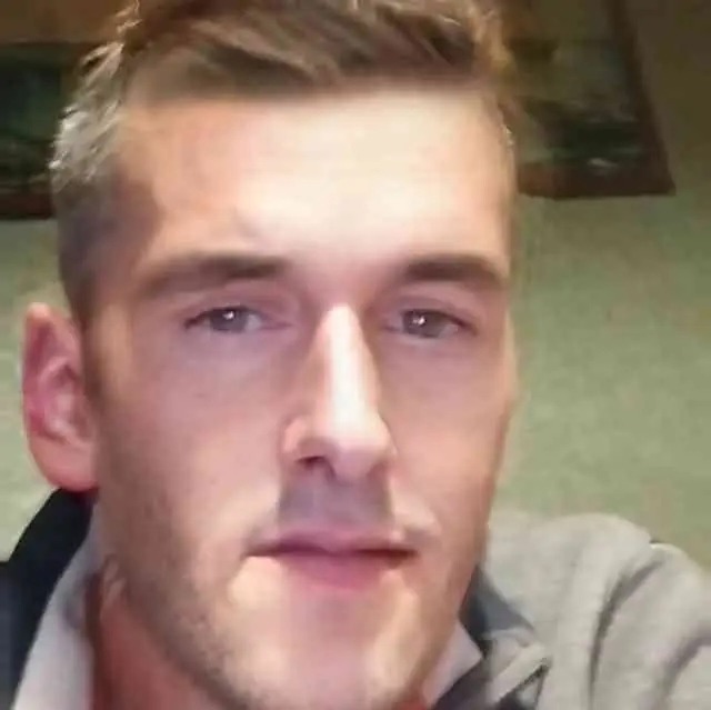 Esaie - Jeune gay à Zuoz Profil de Esaie, 28 ans, Jeune gay à Zuoz (Grisons)