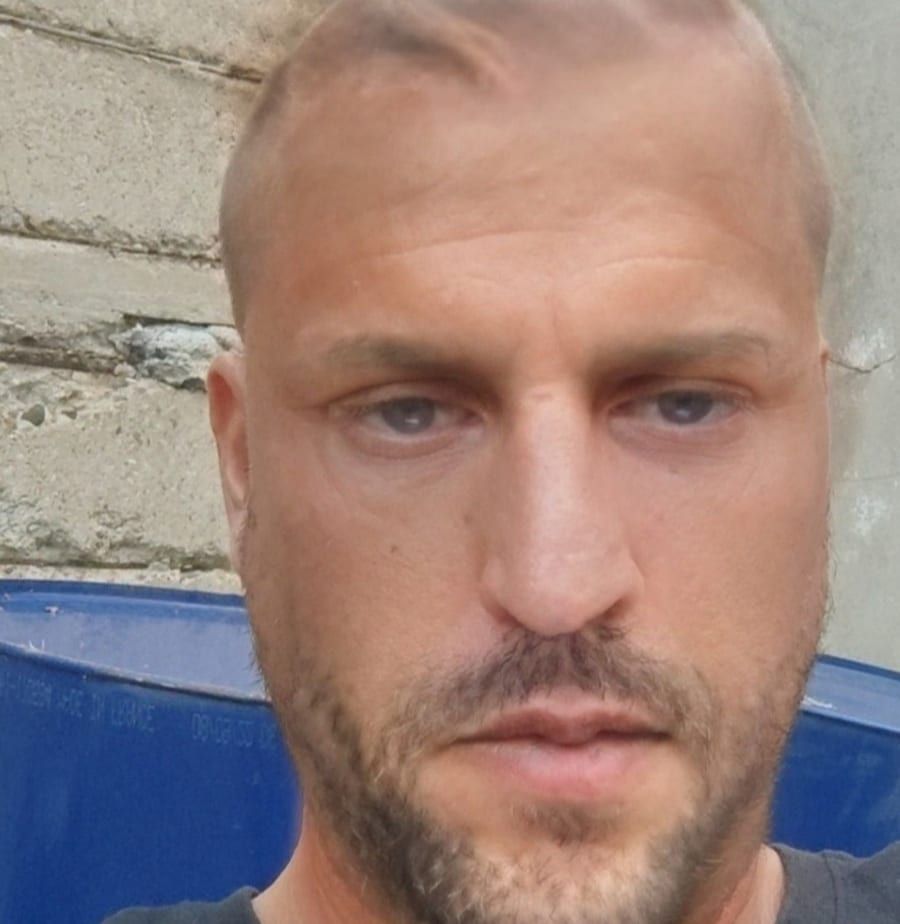 Daryll - Jeune gay à Brail Profil de Daryll, 25 ans, Jeune gay à Brail (Grisons)