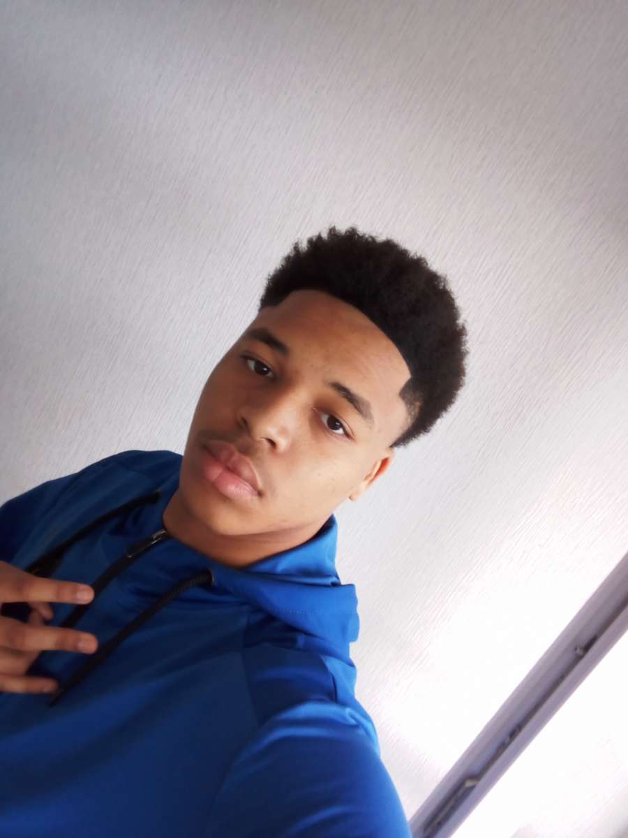 Embarek - Jeune gay à Sedrun Profil de Embarek, 22 ans, Jeune gay à Sedrun (Grisons)
