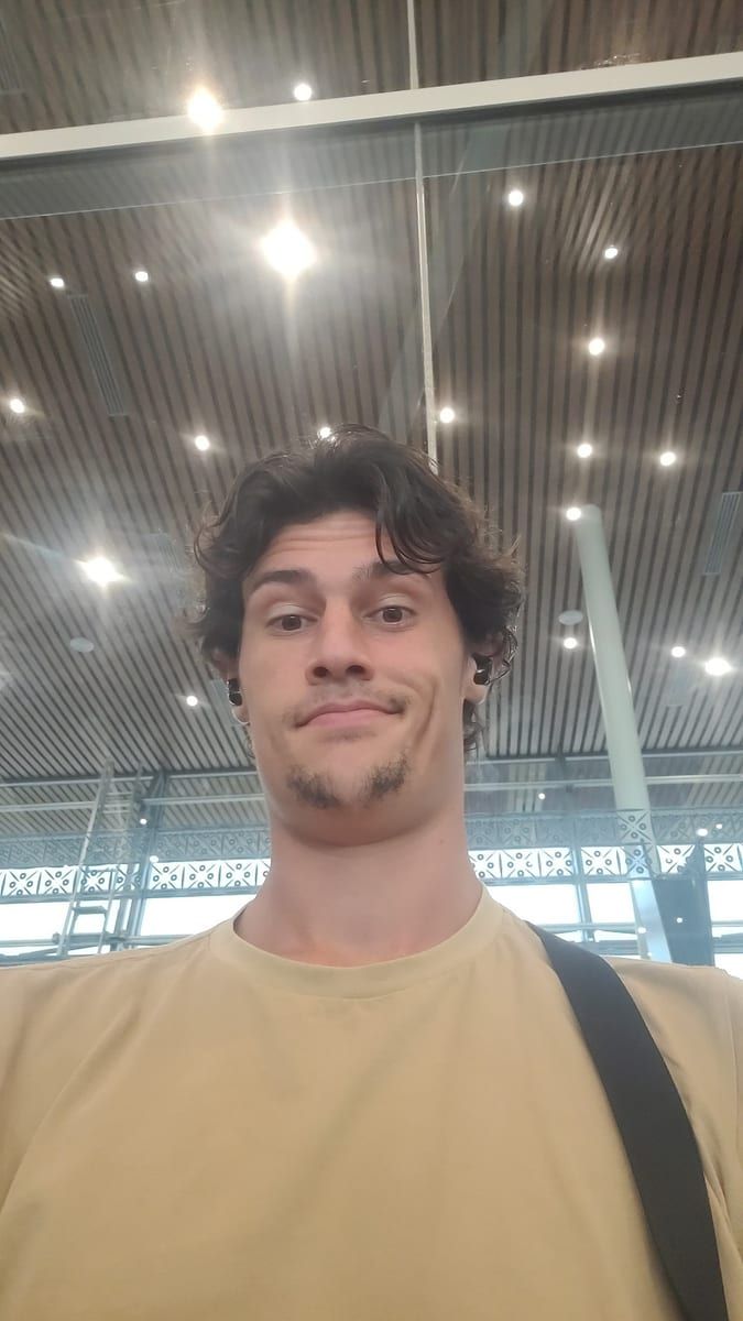 Ryhad - Jeune gay à Flond Profil de Ryhad, 35 ans, Jeune gay à Flond (Grisons)