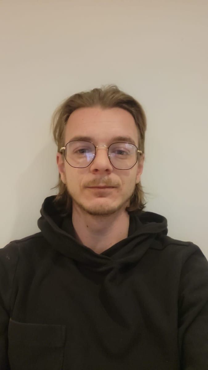Uwe - Jeune gay à Platta Profil de Uwe, 25 ans, Jeune gay à Platta (Grisons)