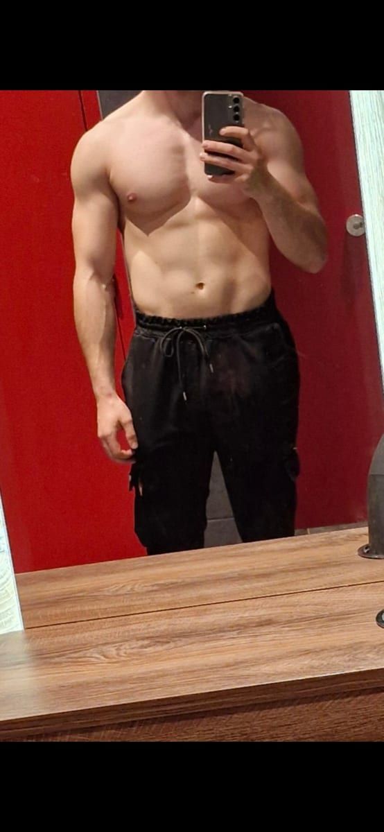 Charlot - Jeune gay à Surava Profil de Charlot, 28 ans, Jeune gay à Surava (Grisons)