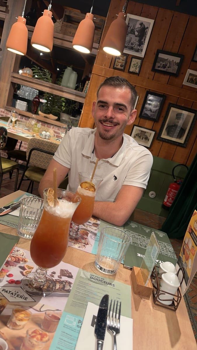 Amedeo - Jeune gay à Fex Profil de Amedeo, 22 ans, Jeune gay à Fex (Grisons)