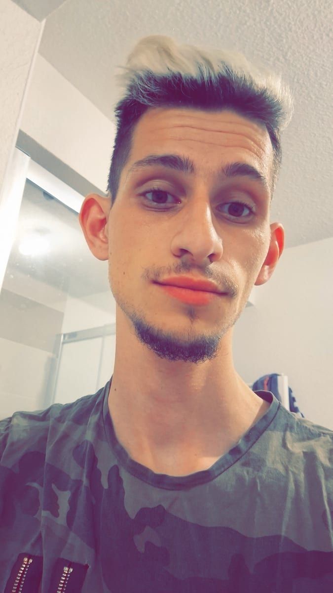 Clovis - Jeune gay à Bollodingen Profil de Clovis, 27 ans, Jeune gay à Bollodingen (Berne)