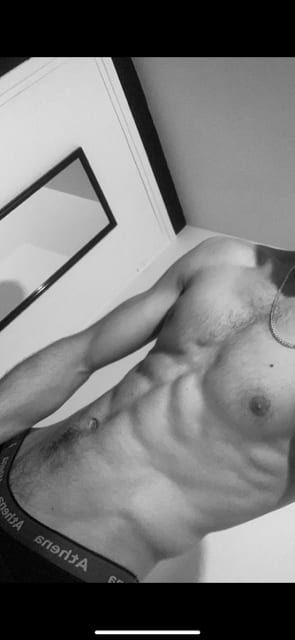 Jia - Jeune gay à Andiast Profil de Jia, 31 ans, Jeune gay à Andiast (Grisons)