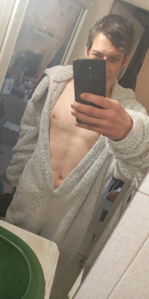 Haron - Jeune gay à Zillis Profil de Haron, 32 ans, Jeune gay à Zillis (Grisons)