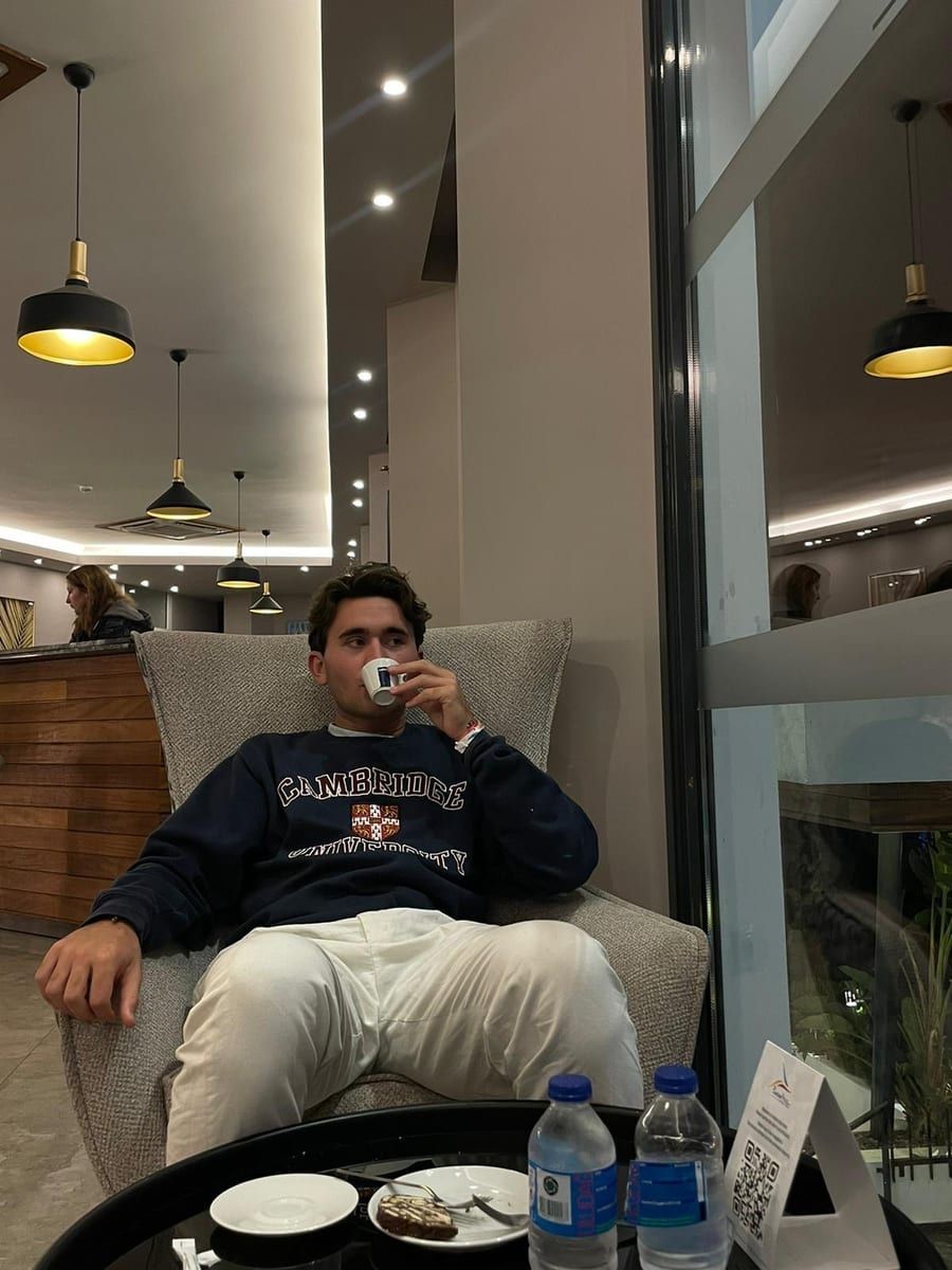 Arsen - Jeune gay à Hintermoos Profil de Arsen, 42 ans, Jeune gay à Hintermoos (Lucerne)