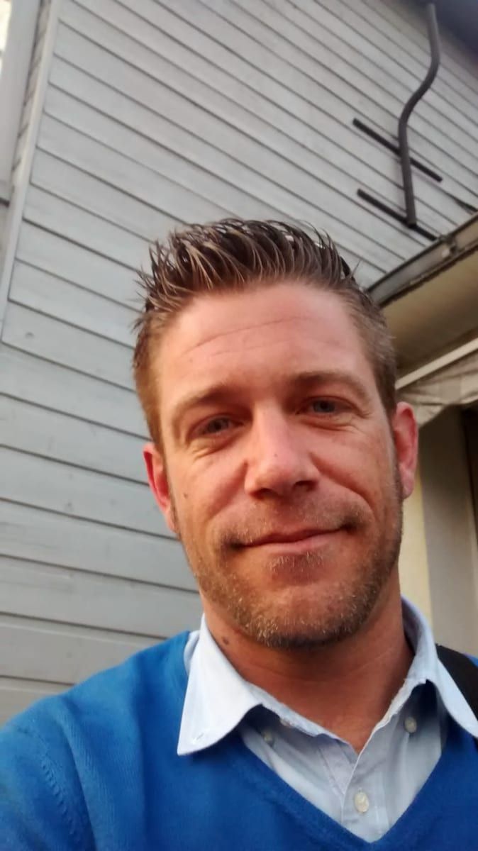 Michka - Jeune gay à St. Niklausen OW Profil de Michka, 26 ans, Jeune gay à St. Niklausen OW (Obwald)