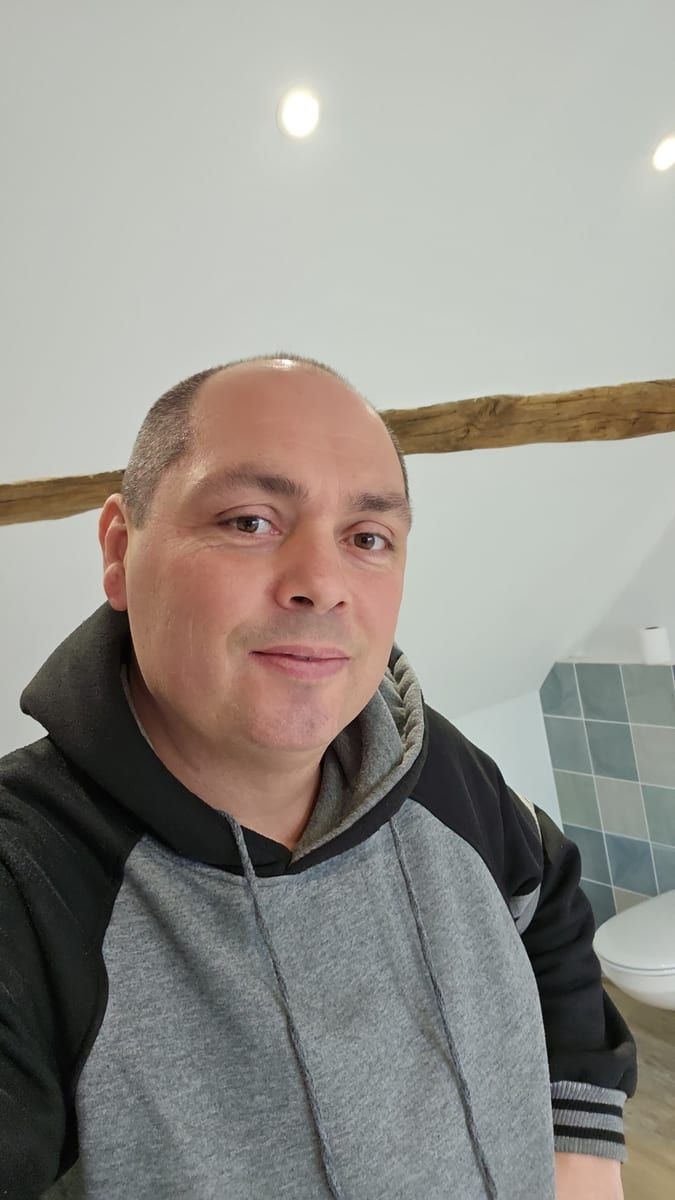 Skender - Jeune gay à Lüen Profil de Skender, 45 ans, Jeune gay à Lüen (Grisons)
