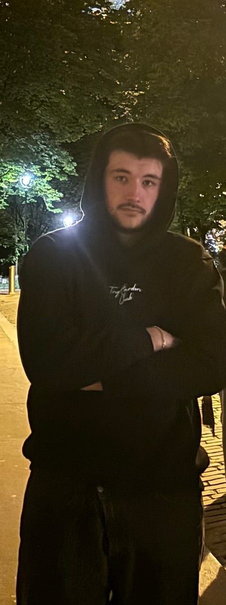 Jullian - Jeune gay à Braggio Profil de Jullian, 30 ans, Jeune gay à Braggio (Grisons)