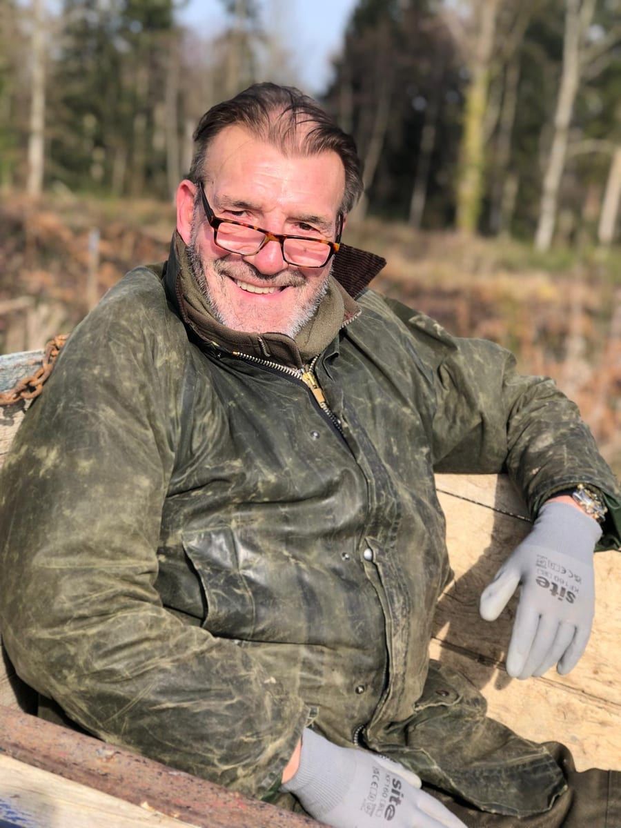 Nestor - Jeune gay à Wolfenschiessen Profil de Nestor, 28 ans, Jeune gay à Wolfenschiessen (Nidwald)