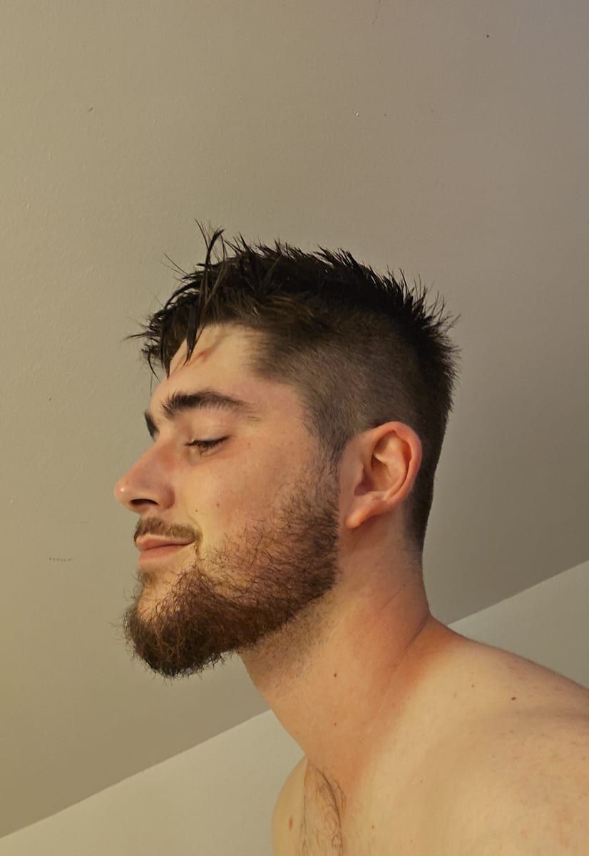 Azur - Jeune gay à Innerferrera Profil de Azur, 26 ans, Jeune gay à Innerferrera (Grisons)