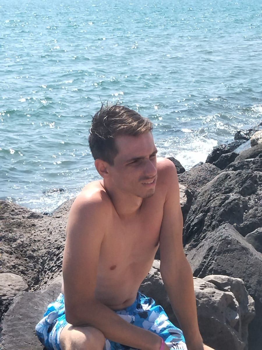 Tinael - Jeune gay à Passugg Profil de Tinael, 25 ans, Jeune gay à Passugg (Grisons)