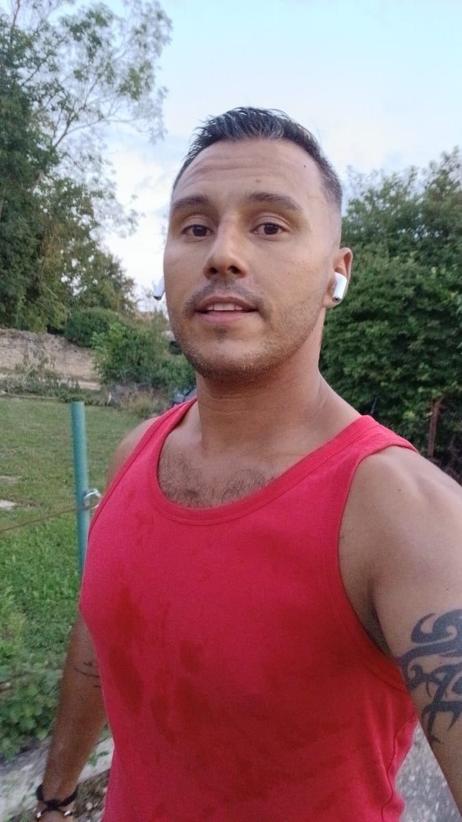 Djybril - Jeune gay à Zoug Profil de Djybril, 28 ans, Jeune gay à Zoug (Zoug)