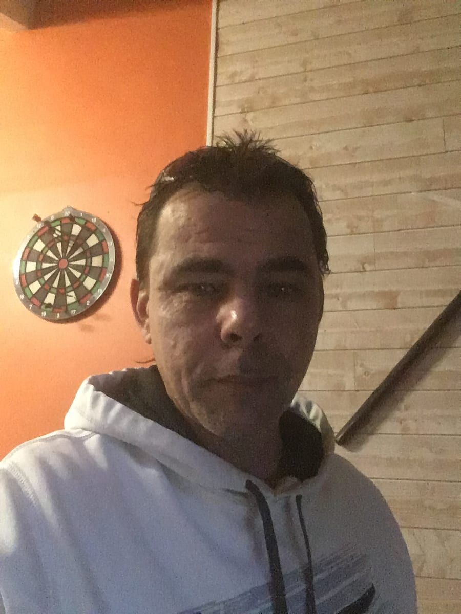 Ugo - Jeune gay à Putz Profil de Ugo, 44 ans, Jeune gay à Putz (Grisons)