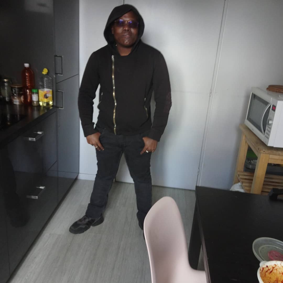 Allister - Jeune gay à Mutten Profil de Allister, 40 ans, Jeune gay à Mutten (Grisons)