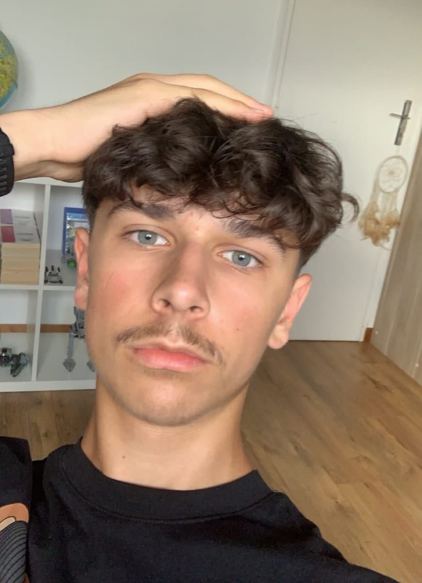 Agop - Jeune gay à Romoos Profil de Agop, 24 ans, Jeune gay à Romoos (Lucerne)