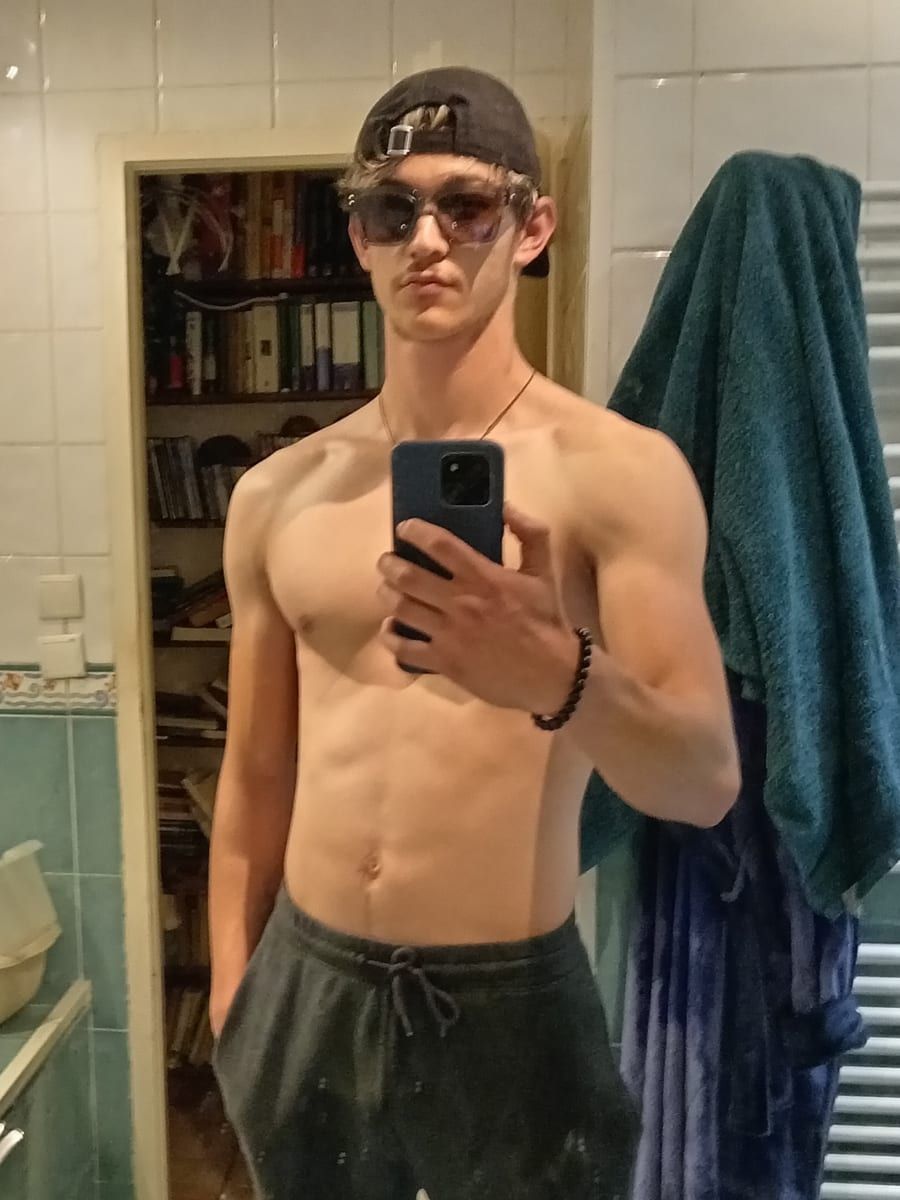 Zindine - Jeune gay à Augio Profil de Zindine, 32 ans, Jeune gay à Augio (Grisons)