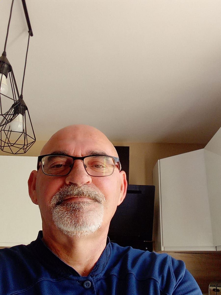Malick - Jeune gay à Stels Profil de Malick, 44 ans, Jeune gay à Stels (Grisons)