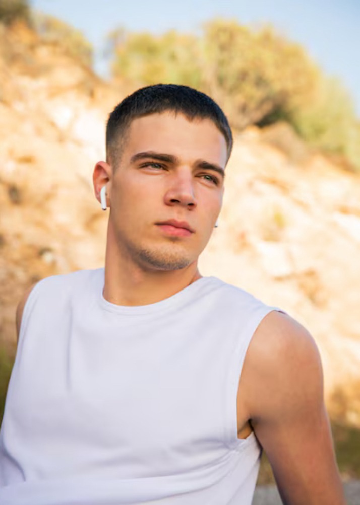 Sébastian - Jeune gay à Sarreyer Profil de Sébastian, 25 ans, Jeune gay à Sarreyer (Valais)