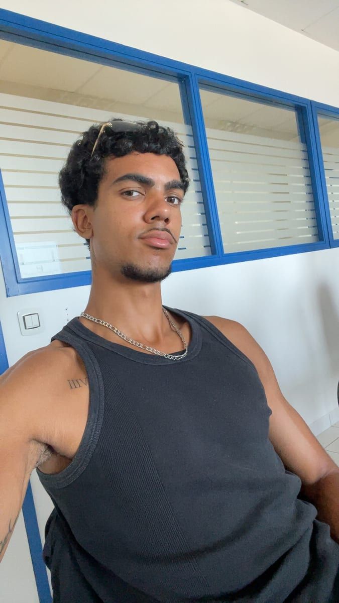 Kenrick - Jeune gay à Ilanz Profil de Kenrick, 34 ans, Jeune gay à Ilanz (Grisons)
