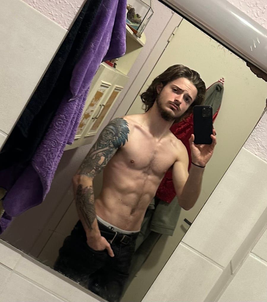 Timotee - Jeune gay à Ebnet Profil de Timotee, 23 ans, Jeune gay à Ebnet (Lucerne)