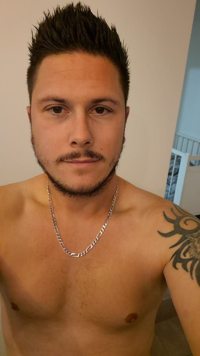 Yovann - Jeune gay à Aran Profil de Yovann, 34 ans, Jeune gay à Aran (Vaud)