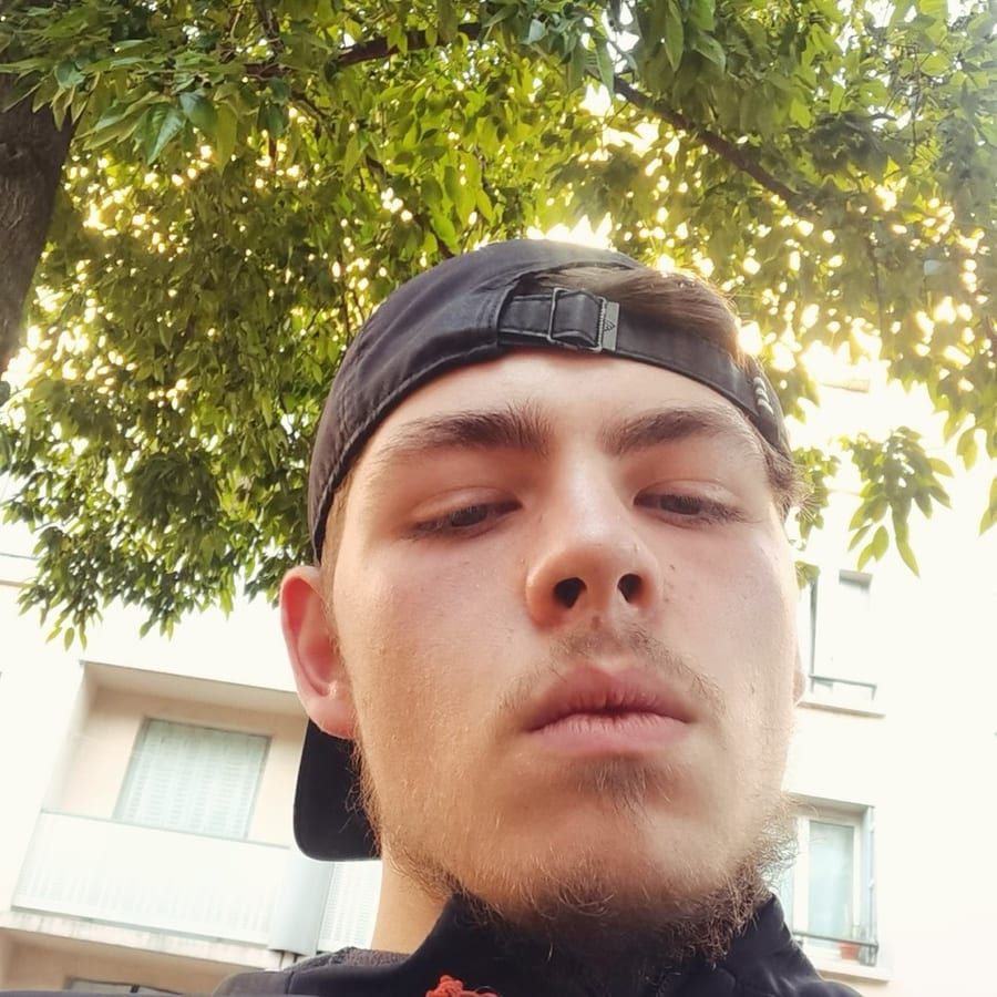 Golbert - Jeune gay à Wassen UR Profil de Golbert, 22 ans, Jeune gay à Wassen UR (Uri)