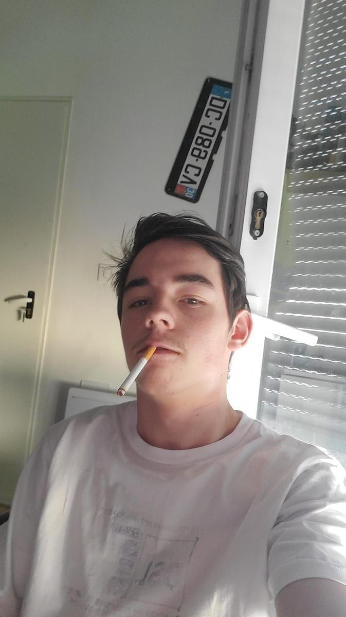 Yoan - Jeune gay à Sarn Profil de Yoan, 40 ans, Jeune gay à Sarn (Grisons)